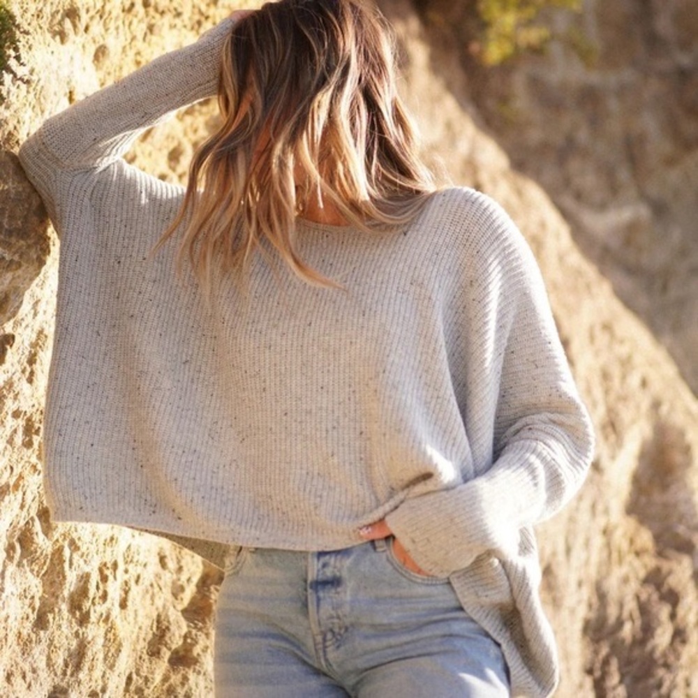 Carly Jean Los Angelas Size M/L Grey Knit Oversized Sweater